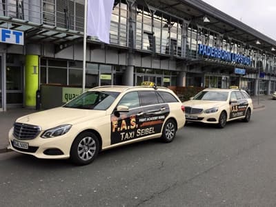 Taxi vor Flughafen Paderborn