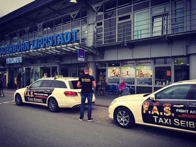 Taxi vor Flughafen Paderborn